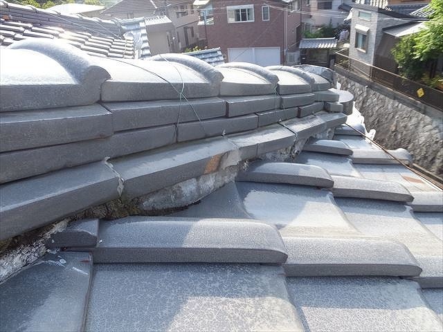 棟のゆがみと瓦の破損